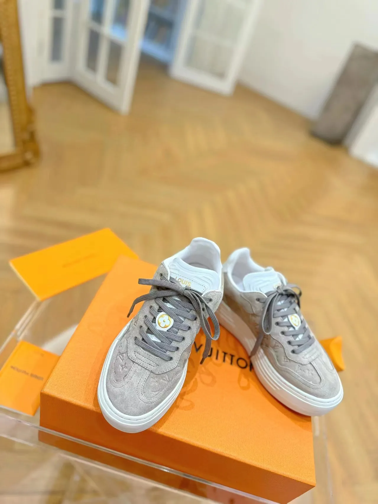 👟👟Ex-factory price 620👟👟Men's size +10 Same style for men and women🔥🔥𝐋𝐕 𝐃𝐢𝐬𝐜𝐨𝐯𝐞𝐫𝐲 2024 new sports shoes thick sole casual ❗️❗️ original purchase development and production LV Discovery lace-up shoes were unveiled at Louis Vuitton's fourth show. They are made of technical mesh fabric and metallic synthetic materials to create a streamlined design. Brand elements embellish the upper and lightweight rubber outsole, with technical shoelaces. Fabric: Original imported cowhide + technology mesh Inner lining: Original customized breathable mesh Sole: Original molded ultra-light rubber foam material Bottom thickness: 5.5CM Size: Women's 35-41 (41 customized), Men's 39-46, (45-46 customized)
